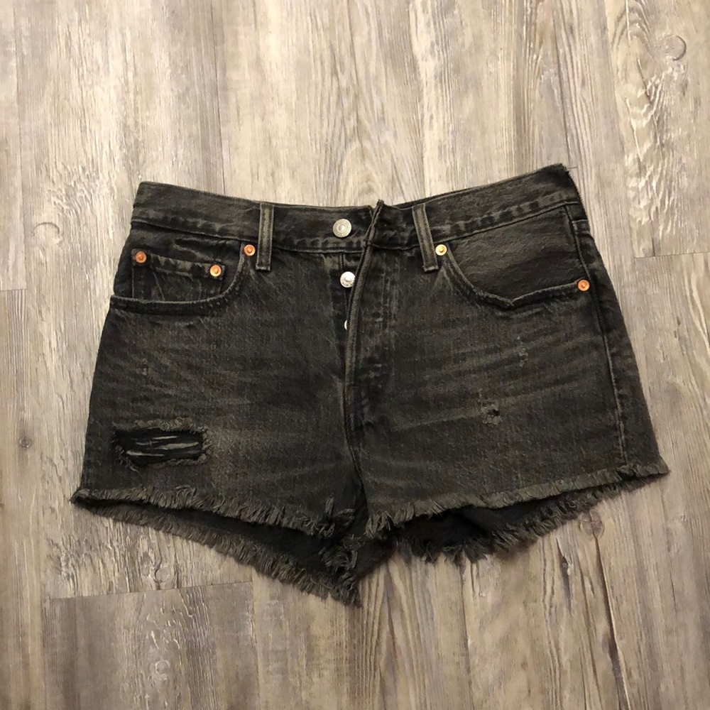 NWOT Levi’s | 501 Black Distressed Shorts size 27